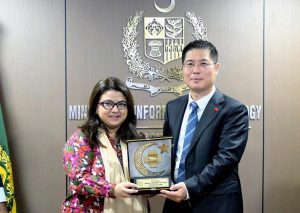Federal Minister for IT and Telecommunication Shaza Fatima Khawaja presents a souvenir to General Manager Mr. Lu Guoping of Shanghai Pumin Technology Development Company.