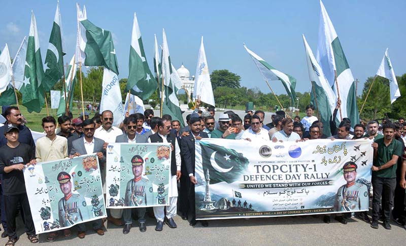 A large number of citizens participate in a rally organized by Top City on the occasion of Defence Day, paying tribute to the Pakistan Armed Forces
