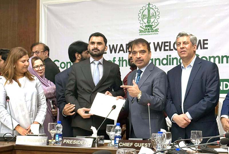 President of Lahore Chamber of Commerce and Industry (LCCI), Faheem ur Rehman Saigol giving special award to Shoaib Ayub Batalvi, Chairman of the Young Exporters Association for promoting exports and his services to the youth