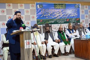 Allama Ibtisam Elahi Zaheer addresses a seminar held to express solidarity with Saudi Arabia under the auspices of Tehreek-e-Tahaffuz-e-Harmain-ul-Sharifain Pakistan, while Allama Zubair Ahmed Zaheer, Abdul Rasheed Majazi, and others are present on the stage at Lahore Press Club