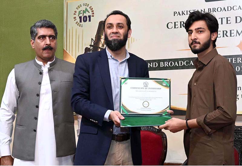 Federal Minister for Information and Broadcasting Attaullah Tarar presents certificates to participants of RJ and broadcasting internship training program 2026 at Radio Pakistan