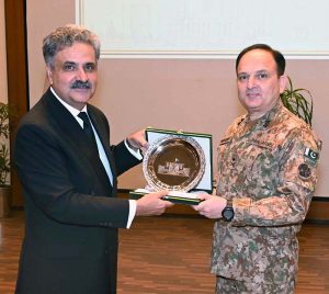 Chief Justice of Pakistan, Mr. Justice Yahya Afridi, presenting a souvenir to Maj. Gen. Mohammad Shahzad Khan, Chief Instructor, National Defence University (NDU), at the Supreme Court of Pakistan.