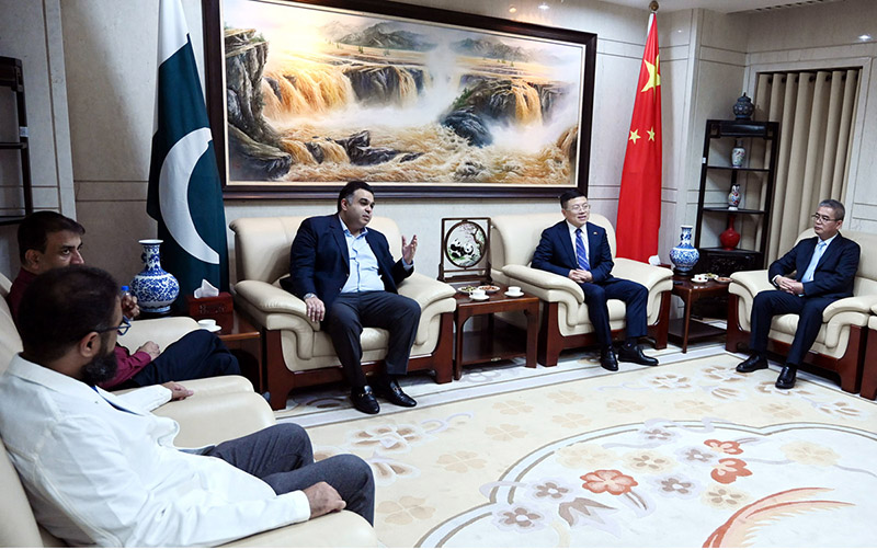Minister of State/Special Assistant to the Prime Minister on Digital Media Fahd Haroon meets Acting Consul General of the People’s Republic of China in Karachi Feng Deheng at the Chinese Consulate General