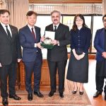 Chief Justice of Pakistan Justice Yahya Afridi presenting a souvenir to Han Sungho, Ambassador of the Republic of Korea to Pakistan, at the Supreme Court of Pakistan