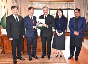 Chief Justice of Pakistan Justice Yahya Afridi presenting a souvenir to Han Sungho, Ambassador of the Republic of Korea to Pakistan, at the Supreme Court of Pakistan