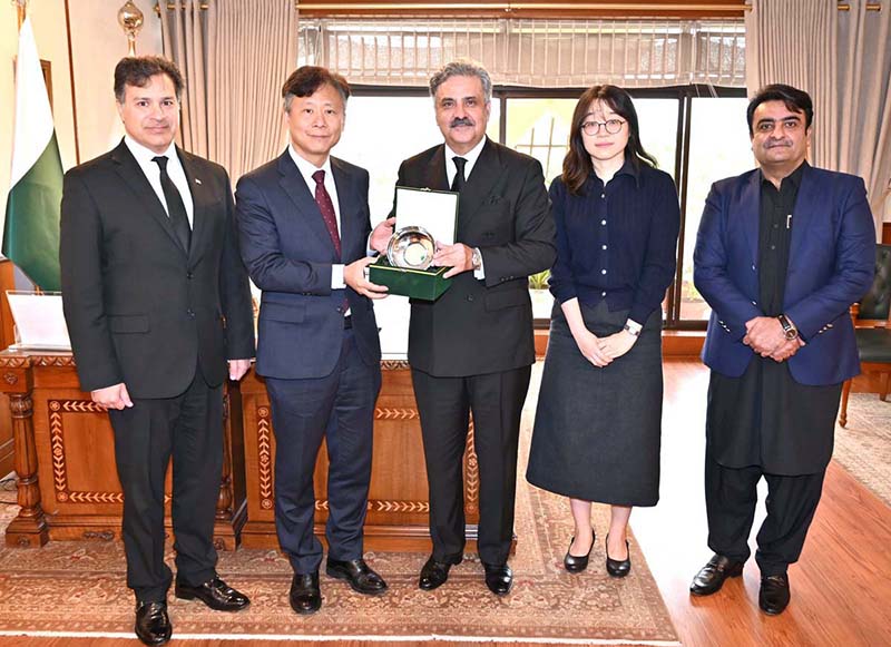 Chief Justice of Pakistan Justice Yahya Afridi presenting a souvenir to Han Sungho, Ambassador of the Republic of Korea to Pakistan, at the Supreme Court of Pakistan