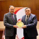 Federal Minister for Planning, Development and Special Initiatives, Ahsan Iqbal presenting a souvenir shield to Uzbekistan’s Deputy Minister of Investment, Industry and Trade Ilzat Kasimov during their meeting