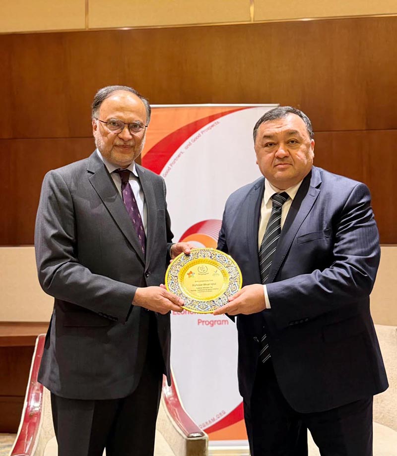 Federal Minister for Planning, Development and Special Initiatives, Ahsan Iqbal presenting a souvenir shield to Uzbekistan’s Deputy Minister of Investment, Industry and Trade Ilzat Kasimov during their meeting