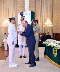 President Asif Ali Zardari conferring Nishan-i-Imtiaz (Military) upon Admiral Dr. Muhammad Ali, Chief of the Indonesian Navy, at Aiwan-e-Sadr