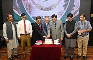 Consul General of the People’s Republic of China in Lahore, Mr. Sun Yan, and Vice Chancellor University of Sargodha Prof. Dr. Qaisar Abbas cut a cake during a seminar held in connection with Pak-China friendship to commemorate the 75th anniversary of Pakistan-China diplomatic relations at the MBA Hall, University of Sargodha.