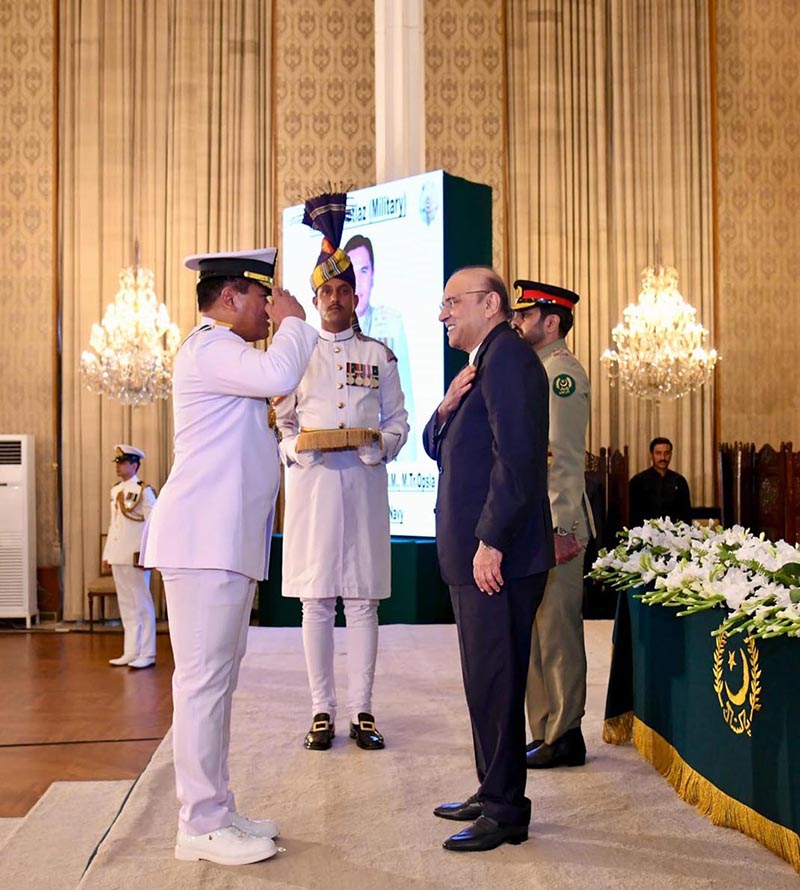 President Asif Ali Zardari conferring Nishan-i-Imtiaz (Military) upon Admiral Dr. Muhammad Ali, Chief of the Indonesian Navy, at Aiwan-e-Sadr