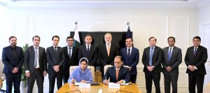 Marryum Pervaiz, Secretary to the Commission CCP, and Muhammad Tahir, Director General (SID) NAB, signing the addedum to the foundational MoU between CCP and NAB in the presence of Chairman NAB Lt Gen (R) Nazir Ahmed, CCP Chairman Farid Ahmed Tarar, and senior officer