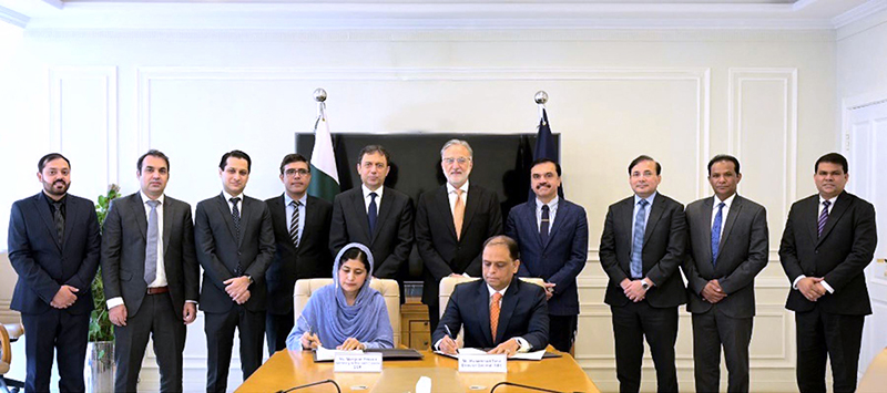 Marryum Pervaiz, Secretary to the Commission CCP, and Muhammad Tahir, Director General (SID) NAB, signing the addedum to the foundational MoU between CCP and NAB in the presence of Chairman NAB Lt Gen (R) Nazir Ahmed, CCP Chairman Farid Ahmed Tarar, and senior officer