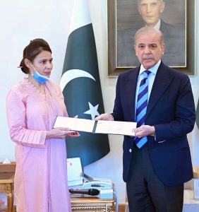 PM Shehbaz hands over Rs 10 mln cheque to nurse who saved newborn during PIMS fire