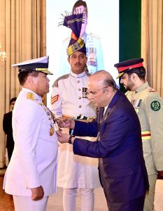 President Asif Ali Zardari conferring Nishan-i-Imtiaz (Military) upon Admiral Dr. Muhammad Ali, Chief of the Indonesian Navy, at Aiwan-e-Sadr