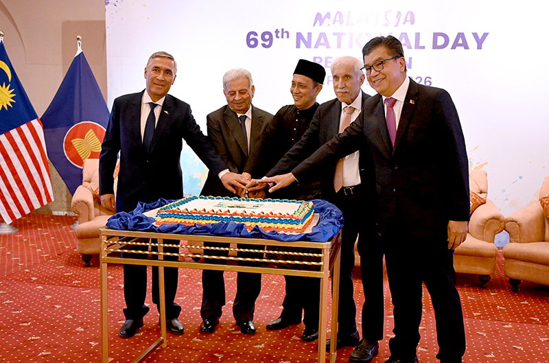 Federal Minister for Board of Investment Qaiser Ahmed Shaikh and Federal Minister for National Food Security and Research Rana Tanveer Hussain, along with Malaysian High Commissioner Dato’ Mohammad Azhar Mazlan, cut a cake to celebrate Malaysia’s 69th National Day at a local hotel