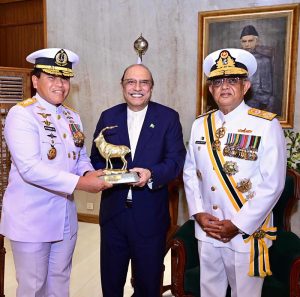 President Asif Ali Zardari presenting a souvenir to Admiral Dr. Muhammad Ali, Chief of the Indonesian Navy, Admiral Naveed Ashraf, Chief of the Naval Staff, Pakistan Navy is also present