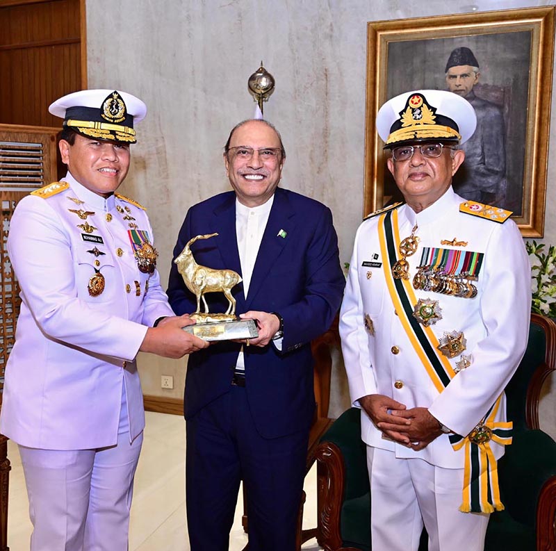 President Asif Ali Zardari presenting a souvenir to Admiral Dr. Muhammad Ali, Chief of the Indonesian Navy, Admiral Naveed Ashraf, Chief of the Naval Staff, Pakistan Navy is also present