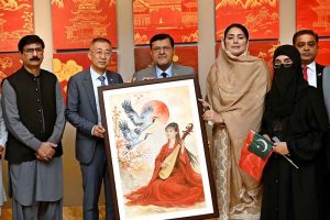 Consul General of the People’s Republic of China in Lahore, Mr. Sun Yan, and Vice Chancellor University of Sargodha Prof. Dr. Qaisar Abbas cut a cake during a seminar held in connection with Pak-China friendship to commemorate the 75th anniversary of Pakistan-China diplomatic relations at the MBA Hall, University of Sargodha.