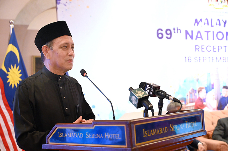 Malaysian High Commissioner Dato’ Mohammad Azhar Mazlan, addresses to guests attending the 69th National Day of Malaysia ceremony at a local hotel