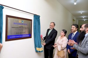 Federal Minister for Planning, Development and Special Initiatives Professor Ahsan Iqbal unveils a plaque to inaugurate the newly constructed building of the new campus of Government College Women University Faisalabad (GCWUF).