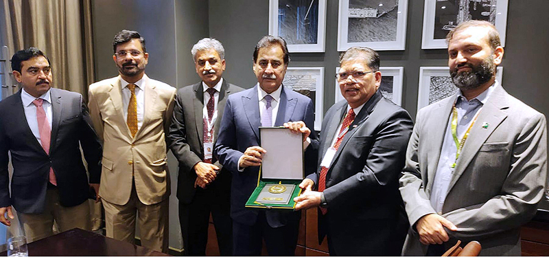 Pakistani Parliamentary delegation headed by Speaker National Assembly Sardar Ayaz Sadiq in a group photo with Speaker of the Parliament of Malaysia Dr. Johari bin Abdul on the sidelines of 69th Commonwealth Parliamentary Conference