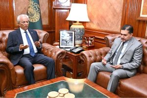 Iraq’s Acting Consul General Abul Hakam Adnan Sadiq offers condolences to Sindh Governor Syed Muhammad Nihal Hashmi at Governor House over the passing of his father-in-law