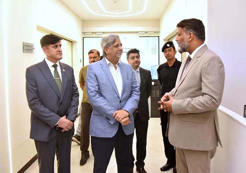 Officials of the National Forensics Agency brief Federal Minister for Law and Justice Senator Azam Nazeer Tarar on the agency’s forensic capabilities and laboratory operations during his visit