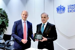 CEO of the London Stock Exchange, David Schwimmer, presenting a memento commemorating Pakistan's US$ 3 billion dual-tranche sovereign Eurobond listing at the London Stock Exchange to Prime Minister Shehbaz Sharif