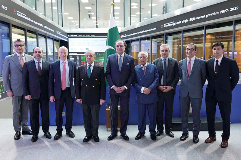 Prime Minister Shehbaz Sharif in a group photo with CEO of London stock Exchange, David Schwimmer, Finance Minister Muhammad Aurengzeb and other members of Pakistani delegation