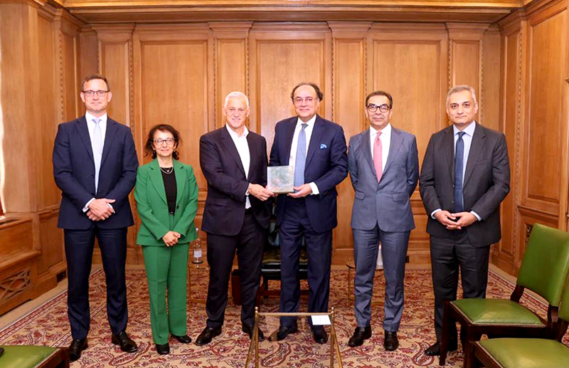 Federal Minister for Finance and Revenue, Senator Muhammad Aurangzeb, meeting with Standard Chartered Bank CEO, Mr. Bill Winters