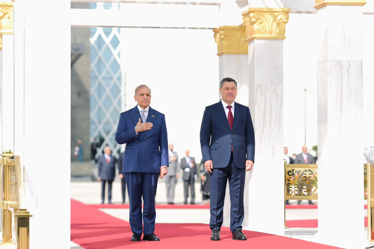 PM Shehbaz given guard of honour at Kyrgyz presidential palace