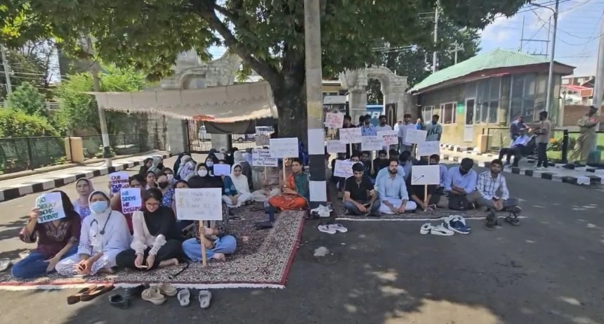 Strike by IIOJK intern doctors enters fifth day over low stipends; Mirwaiz demands end to exploitation