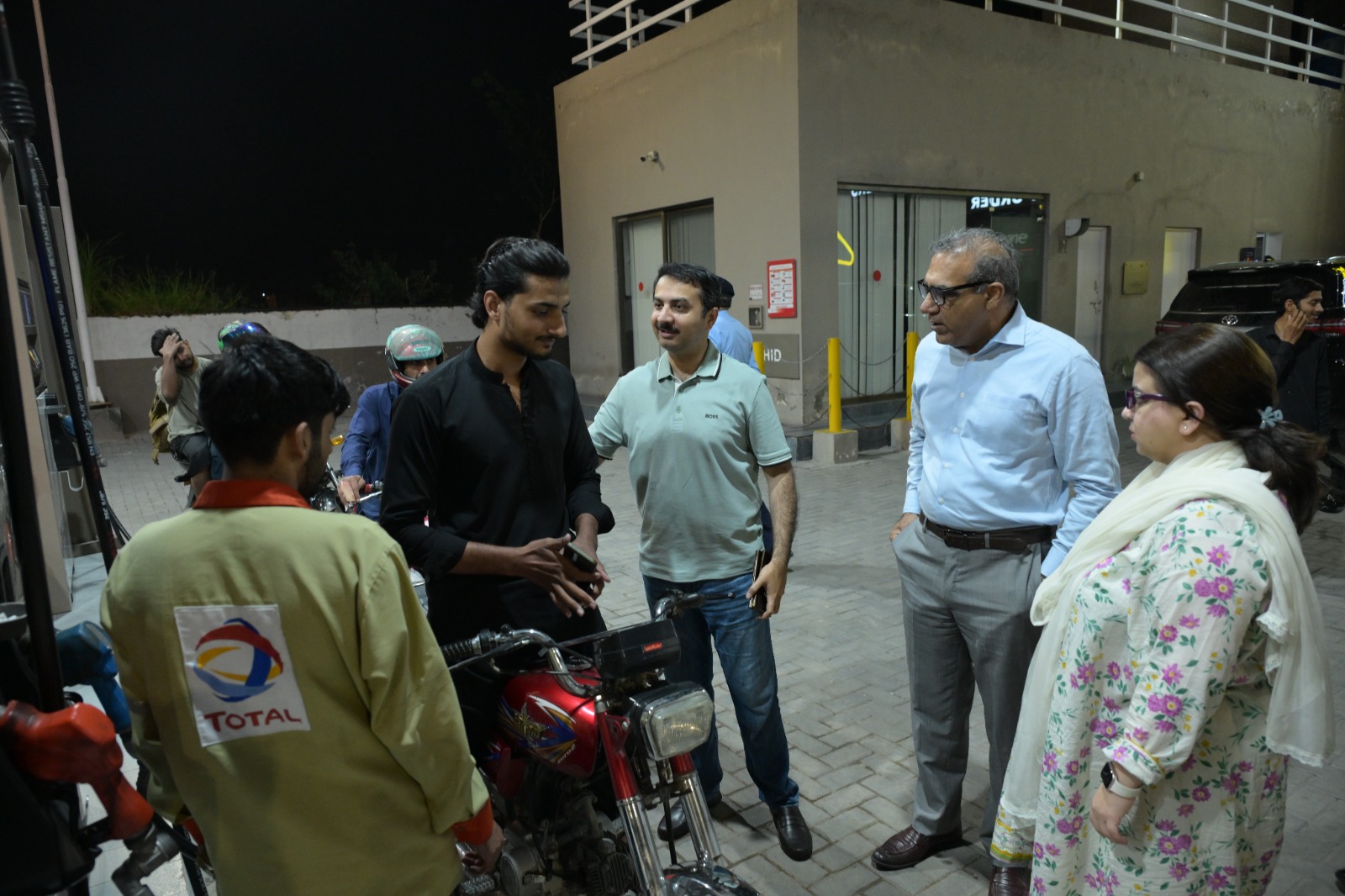 Shaza makes surprise visits to petrol pumps