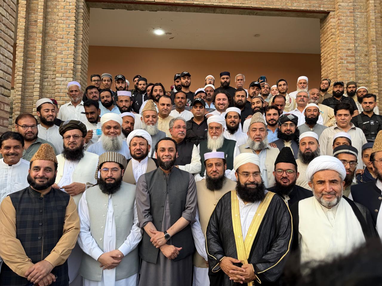 Tarar visits Darul Uloom Haqqania