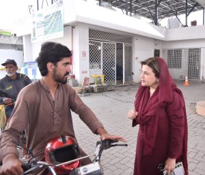 Farah Naz Akbar inspects implementation of Rs500 relief scheme at Islamabad petrol pumps
