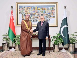 Deputy Prime Minister/Foreign Minister Senator Mohammad Ishaq Dar meeting the Foreign Minister of the Sultanate of Oman, Sayyid Badr bin Hamad bin Hamood Albusaidi at the Ministry of Foreign Affairs.