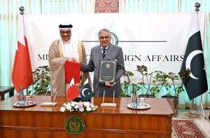 Deputy Prime Minister/Foreign Minister Senator Mohammad Ishaq Dar and Minister of Foreign Affairs of the Kingdom of Bahrain H. E. Dr. Abdullatif Bin Rashid Al-Zayani signing MoU during 3rd Pakistan-Bahrain Bilateral Joint Ministerial Commission (JMC) meeting at the Ministry of Foreign Affairs.