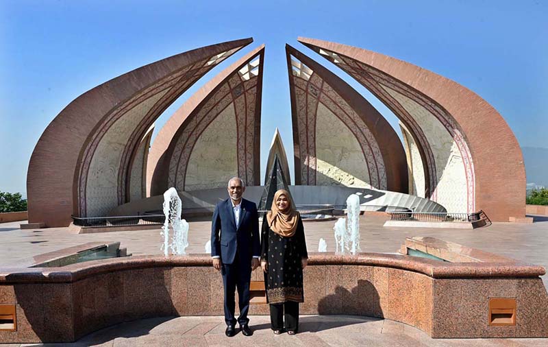 President of the Republic of Maldives Dr. Mohamed Muizzu and First Lady Madam Sajidha Mohamed pose for a photograph during their visit to the Pakistan Monument