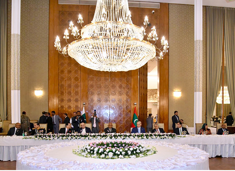 President Asif Ali Zardari, along with President Mohamed Muizzu of the Maldives, Prime Minister Muhammad Shehbaz Sharif, Field Marshal Syed Asim Munir, COAS & Chief of Defence Forces, Chairman Senate Syed Yousuf Raza Gilani, Speaker National Assembly Sardar Ayaz Sadiq, Admiral Naveed Ashraf, Chief of the Naval Staff, and General Syed Aamer Raza, Commander National Strategic Command, at the State Banquet hosted by the President in honour of the visiting President and his delegation at Aiwan-e-Sadr