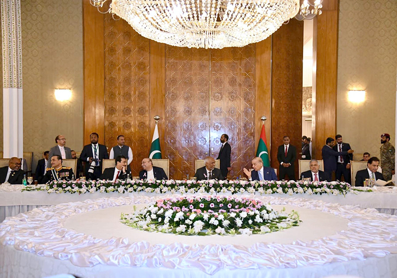 President Asif Ali Zardari, along with President Mohamed Muizzu of the Maldives, Prime Minister Muhammad Shehbaz Sharif, Field Marshal Syed Asim Munir, COAS & Chief of Defence Forces, Chairman Senate Syed Yousuf Raza Gilani, Speaker National Assembly Sardar Ayaz Sadiq, Admiral Naveed Ashraf, Chief of the Naval Staff, and General Syed Aamer Raza, Commander National Strategic Command, at the State Banquet hosted by the President in honour of the visiting President and his delegation at Aiwan-e-Sadr