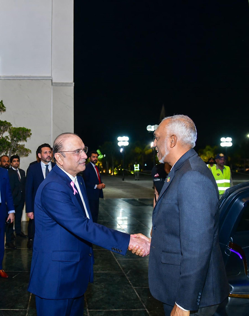 President Asif Ali Zardari receiving the President of the Republic of Maldives, Dr Mohamed Muizzu, at Aiwan-e-Sadr