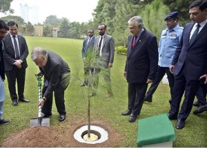 UN Secretary-General António Guterres plants a pine sapling as a memento at the Ministry of Foreign Affairs.