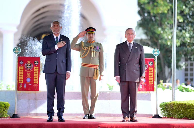 President of the Maldives H.E. Muhammad Muizzu receives guard of honor at the Prime Minister's House
