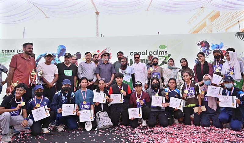 A group photograph of position holders with Chairman South Asian Athletics Federation Major General (R) Muhammad Akram Sahi, President Athletics Federation of Pakistan Brigadier (R) Wajahat Sahi and organizer Ali Mohammad Awan during the prize distribution ceremony of the Sargodha Mini Marathon Race