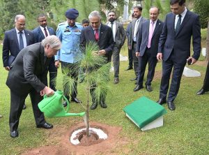 UN Secretary-General António Guterres plants a pine sapling as a memento at the Ministry of Foreign Affairs.
