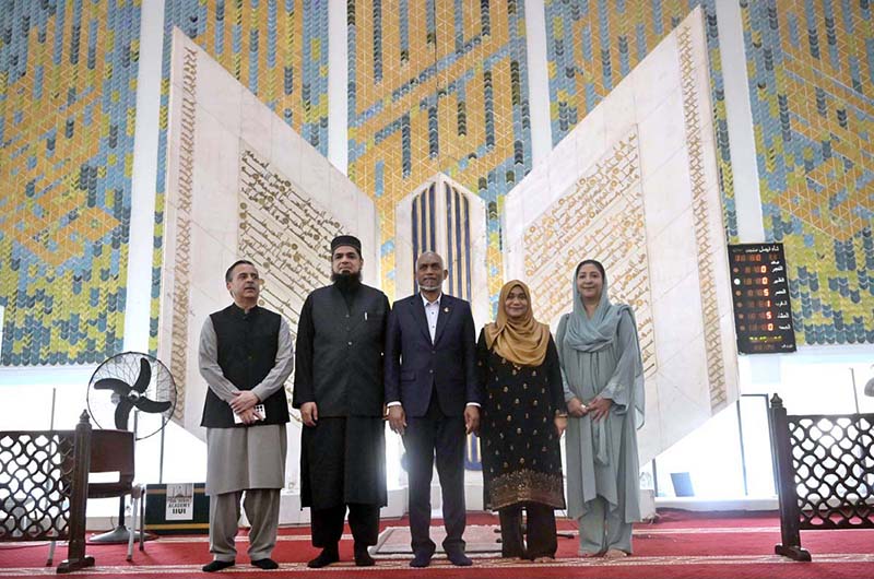 President of the Republic of Maldives Dr. Mohamed Muizzu and First Lady Madam Sajidha Mohamed along with Federal Minister for Maritime Affairs Muhammad Junaid Anwar Chaudhry and Minister of State for Federal Education and Professional Training Wajiha Qamar pose for a photograph during their visit to the Faisal Mosque