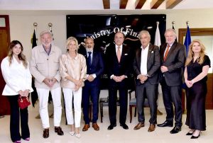 Federal Minister for Finance and Revenue, Senator Muhammad Aurangzeb, in a group photo with Ambassador of the Kingdom of the Netherlands to Pakistan, Robert-Jan Siegert, and Merlin Melles, Founder and CEO of Founders Carbon Network (FCN), along with members of the Dutch business delegation.