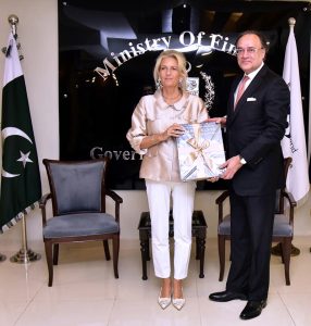 Federal Minister for Finance and Revenue, Senator Muhammad Aurangzeb, in a group photo with Ambassador of the Kingdom of the Netherlands to Pakistan, Robert-Jan Siegert, and Merlin Melles, Founder and CEO of Founders Carbon Network (FCN), along with members of the Dutch business delegation.