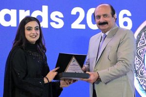 Chairman of the Prime Minister’s Youth Programme (PMYP), Rana Mashhood Ahmad Khan, presents an award to a female participant during the International Conference on “Inclusive and Resilient Economic Empowerment and Growth,” organized by the Pakistan Poverty Alleviation Fund (PPAF) at a local hotel.